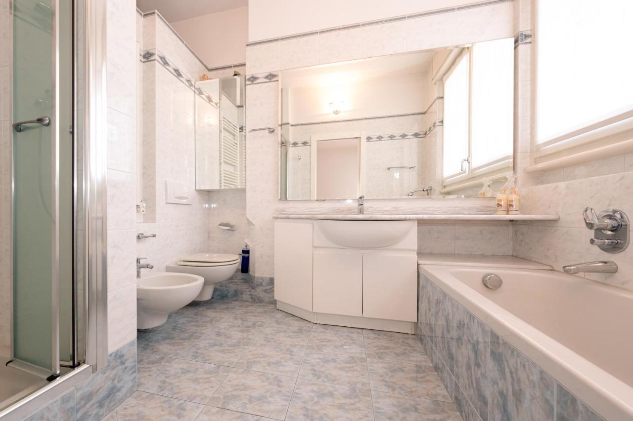 Como City View Apartment Bagian luar foto